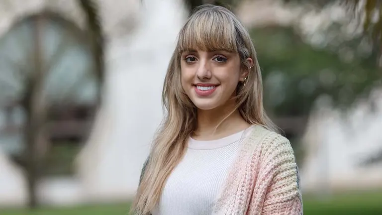 La estudiante de la UPNA, María Azcona Sangüesa, en el campus de la universidad. CEDIDA