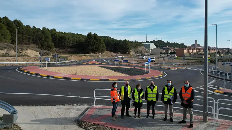 Durante la visita a las nuevas construcciones en Cárcar. GOBIERNO DE NAVARRA.