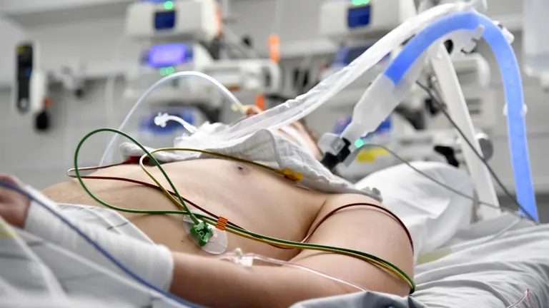 Un hombre ingresado por coronavirus en un hospital de Salzburgo, Austria. Barbara Gindl/APA/dpa