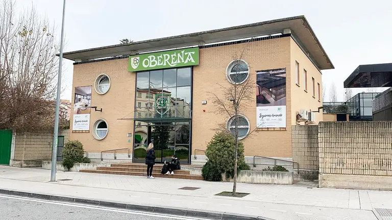 Edificio de entrada a las instalaciones del club Oberena en Pamplona. Navarra.com