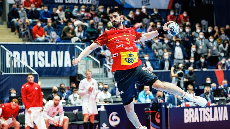 Eduardo Gurbindo con la selección española en el Europeo 2022. Foto RFEBM.