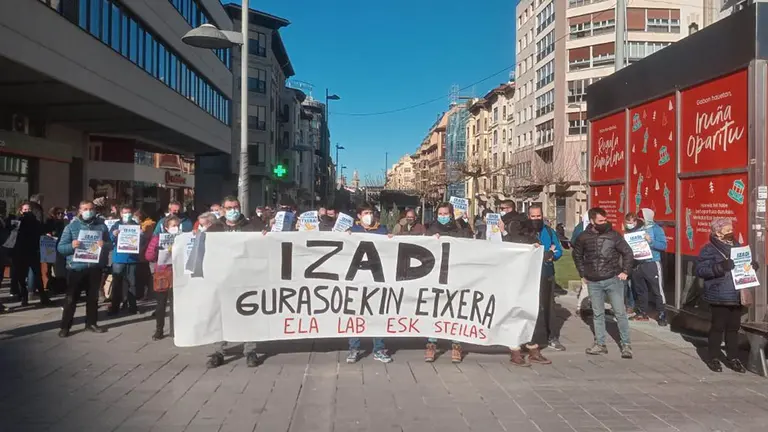Los sindicatos ELA, LAB, Steilas y ESK se concentran para pedir que "se respeten los derechos" de una niña nacida en prisión, hija de dos presos de ETA. TWITTER
