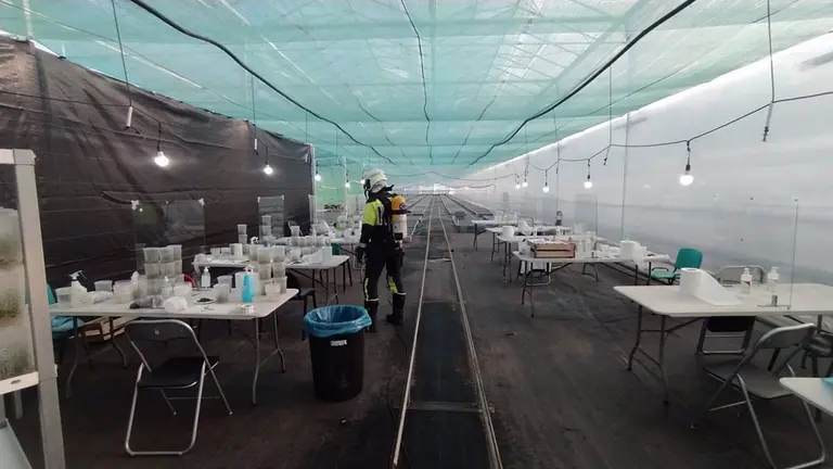 14-01-2022 Imagen del invernadero, en Milagro.

Dos personas han sido trasladadas este viernes al Hospital Reina Sof&iacute;a de Tudela tras una intoxicaci&oacute;n en un invernadero en Milagro.

SOCIEDAD 
BOMBEROS DE NAVARRA
