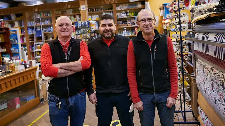 Droguería López, en la esquina de la calle San Antón y la calle San Miguel del Casco Viejo de Pamplona. PABLO LASAOSA