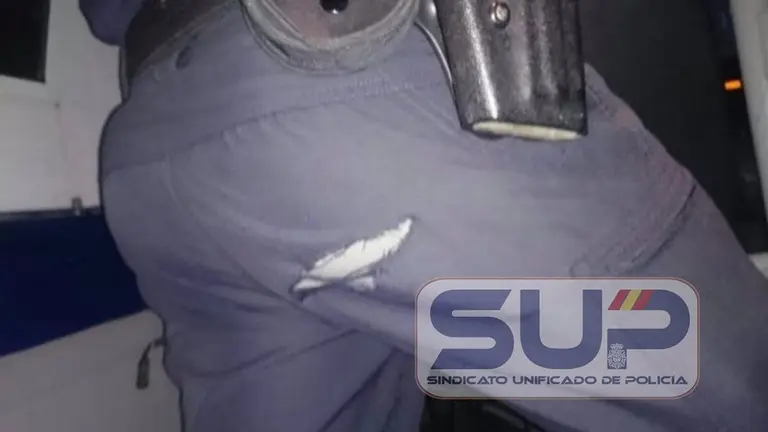 Una de las prendas que los agentes de Policía Nacional tienen que usar ante la falta de nuevos uniformes. SUP
El Sindicato Unificado de Policía (SUP) ha denunciado la ausencia de uniformes en buen estado para los agentes encargados de la seguridad ciudadana, principalmente los conocidos como 'antidisturbios' de la Unidad de Intervención Policial (UIP), debido a la "ineficaz" gestión de la aplicación informática de la que disponen para estos trámites.

ESPAÑA EUROPA MADRID POLÍTICA
SUP