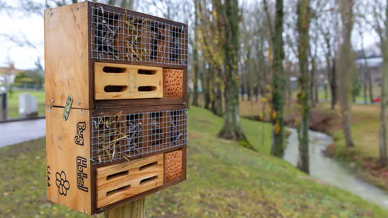 Uno de los hoteles para insectos instalados en el campus de la Universidad de Navarra. UNAV
