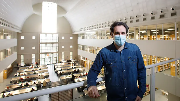 El investigador Asier Marzo Pérez en la biblioteca de la Universidad Pública de Navarra. UPNA