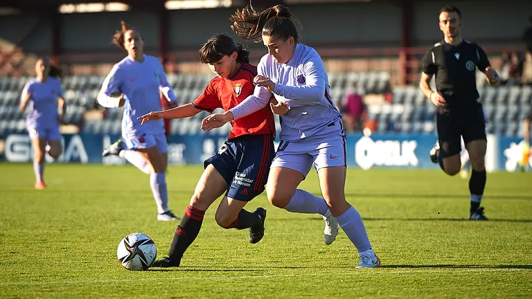 Osasuna Femenino se enfrenta al FC Barcelona B en las instalaciones de Tajonar. PABLO LASAOSA