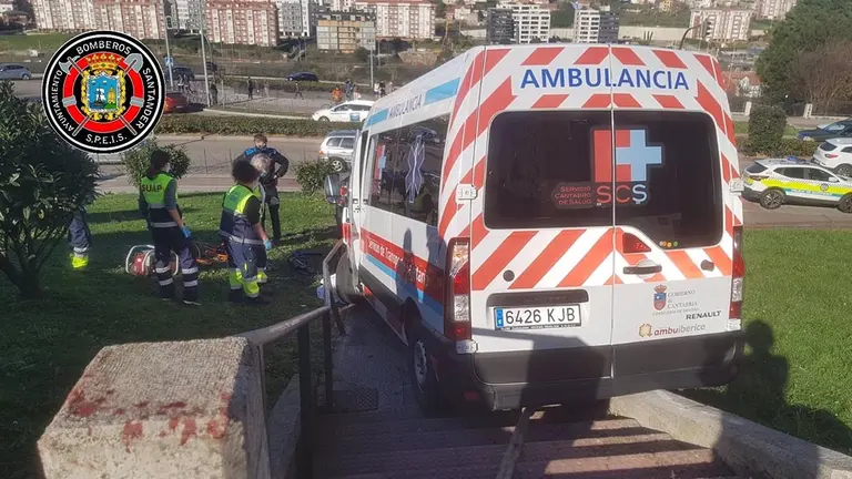 Ambulancia que se salió de la vía en la Bajada de Polio y arrolló a varias personas, falleciendo una de ellas. BOMBEROS DE SANTANDER