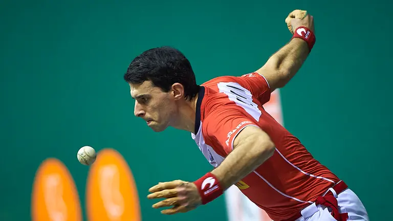 Altuna y Martija se enfrentan a Ezkurdia y Tolosa en el frontón Labrit de Pamplona. PABLO LASAOSA