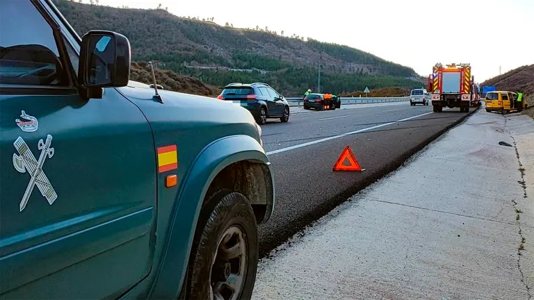 La Guardia Civil auxilia a un conductor que sufría convulsiones tras un accidente en la A-21 en Urraúl Bajo.