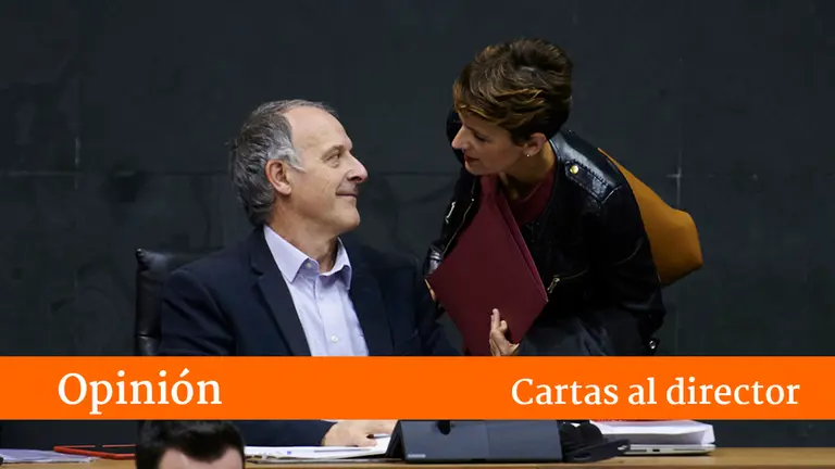 Adolfo Araiz, de EH Bildu, habla con María Chivite, presidenta del Gobierno de Navarra.