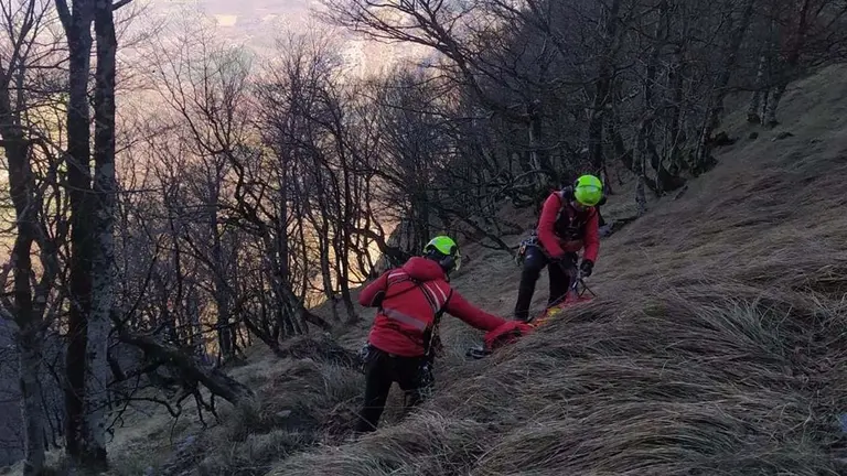 Fallece un monta&ntilde;ero de 39 a&ntilde;os tras precipitarse al vac&iacute;o en el monte Balerdi, en la cordillera de Aralar.

Un monta&ntilde;ero de 39 a&ntilde;os ha fallecido este domingo tras precipitarse al vac&iacute;o en el monte Balerdi, en la cordillera de Aralar. La v&iacute;ctima, natural de Berrobi (Gipuzkoa), se ha ca&iacute;do desde una altura de 50 metros, seg&uacute;n ha informado el Departamento vasco de Seguridad. ERTZAINTZA