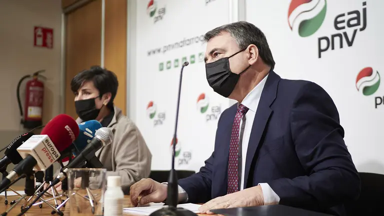 El portavoz del PNV en el Congreso, Aitor Esteban, con la portavoz del PNV en Navarra, María Solana, en una rueda de prensa este lunes en Pamplona. EUROPA PRESS