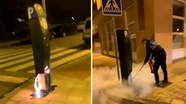 Un agente de la Polic&iacute;a Municipal de Pamplona apaga un parqu&iacute;metro ardiendo en la Chantrea POLIC&Iacute;A MUNICIPAL DE PAMPLONA