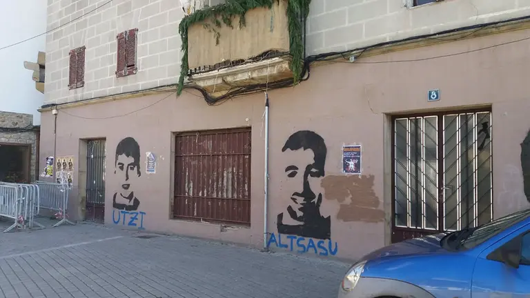 07-03-2019 Pintada en Alsasua (Navarra) con la cara de dos de los detenidos por la agresión a guardias civiles en 2016. La Sala de Apelaciones de la Audiencia Nacional ha confirmado este jueves el fallo de la Sección Primera de esta misma instancia que descartó terrorismo en la agresión y les condenó a penas de entre 2 y 13 años de cárcel al apreciar que sí concurrió un agravante de superioridad y discriminación.



POLITICA 
Europa Press
