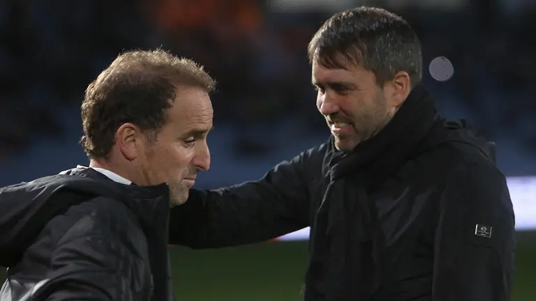 El entrenador del Celta, Eduardo "Chacho" Coudet (d), saluda al entrenador del Osasuna, Jagoba Arrasate (i), antes del partido de la jornada 21 de LaLiga, este miércoles en el estadio Balaídos de Vigo.- EFE / Salvador Sas