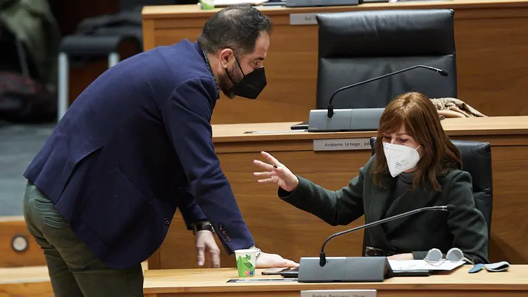 Ramón Alzórriz (PSN) y Uxue Barkos (Geroa Bai) en el Pleno del Parlamento de Navarra. IÑIGO ALZUGARAY