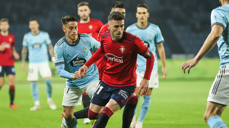 Kike Barja en una jugada de ataque de Osasuna ante el Celta en Vigo. Irina R.H. / AFP7 / Europa Press.