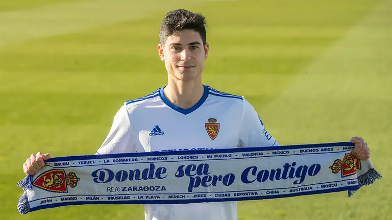 El mediocentro valenciano Jaume Grau, procedente del Osasuna, posa en el césped del estadio de La Romareda durante su presentación como nuevo jugador del Real Zaragoza, este jueves. EFE/Javier Cebollada.