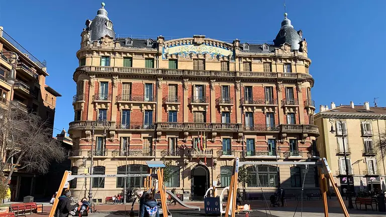 Fachada de la biblioteca del casco viejo de Pamplona. Navarra.com