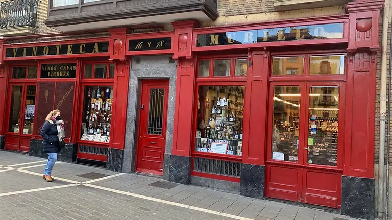 Fachada de la vinoteca Murillo en la plaza de San Nicolás de Pamplona. Navarra.com