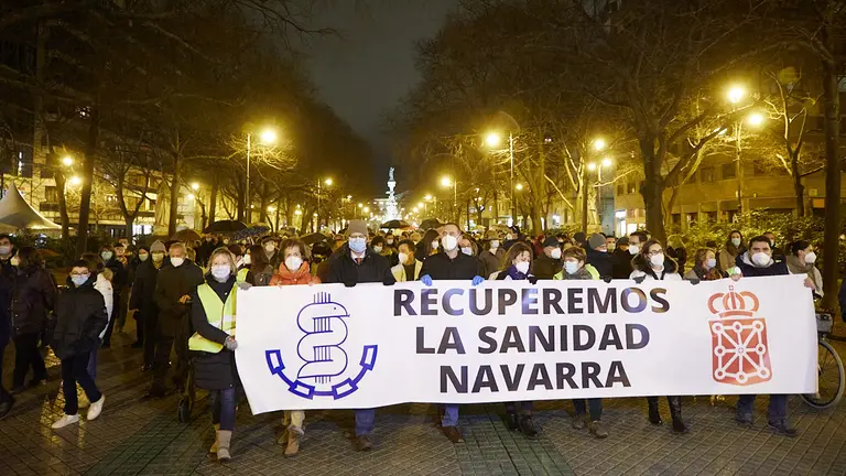 Concentración convocada por el Sindicato Médico de Navarra bajo el lema 'Recuperemos la Sanidad Navarra' en el Paseo Sarasate de Pamplona. IÑIGO ALZUGARAY