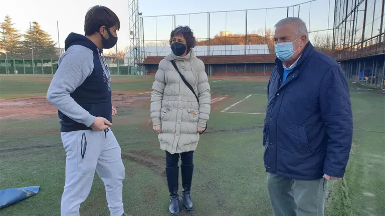 La consejera Esnaola con Ricardo Córdova, del Club Arga, y el director del IND, Miguel Ángel Pozueta - GOBIERNO DE NAVARRA.
