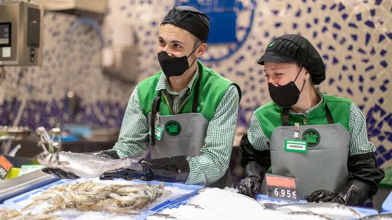 Dos trabajadores de Mercadona. CEDIDA
