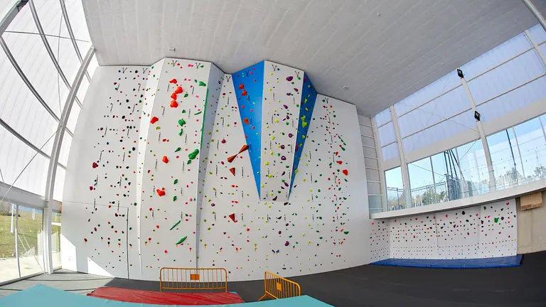 Nuevo rocódromo del espacio sociodeportivo Patxi Morentin de Ardoi en Zizur Mayor. IÑIGO ALZUGARAY