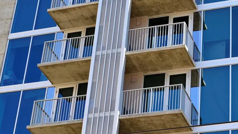 Vista de un edificio con varios balcones. ARCHIVO