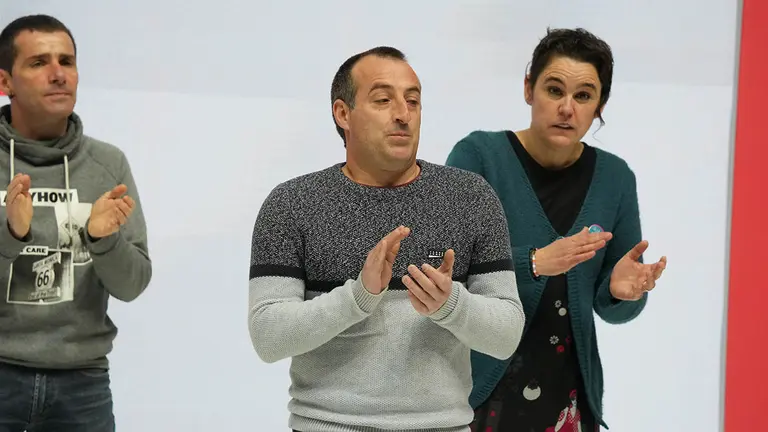 El responsable de orientación estratégica de Sortu y ex jefe de ETA, David Plá, aplaude durante la asamblea en la que se cierra el tercer Congreso del partido, en el Frontón Bizkaia.
H.Bilbao / Europa Press
