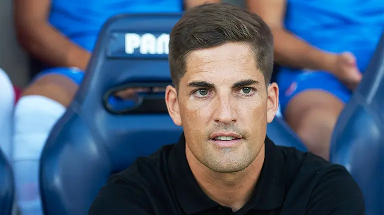 Robert Moreno en el banquillo del Granada CF. Maria José Segovia / AFP7 / Europa Press.