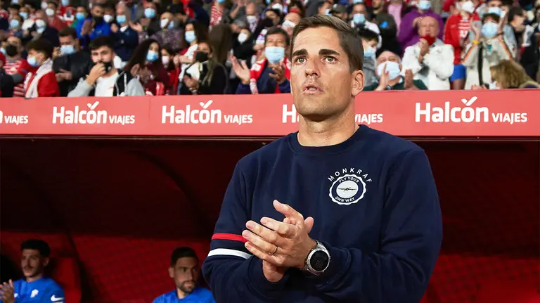 Robert Moreno de pie en el banquillo del Granada en Los Cármenes. Joaquin Corchero / AFP7 / Europa Press.