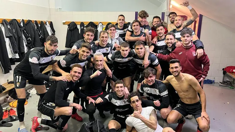 Los jugadores del Tudelano celebran la segunda victoria en Valladolid. @alexgualda8.