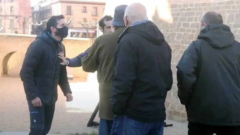 Un momento del intento de agresión de varios radicales a los miembros de VOX en Marcilla.