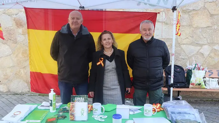 De izquierda a derecha: Emilio Jiménez, presidente, María Estévez, vicepresidenta, y el secretario de Vox Navarra durante su acto político en Marcilla.