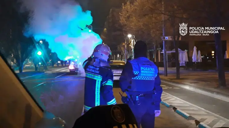 Policía Municipal de Pamplona y Bomberos intervienen en la quema de varios contenedores en la avenida Pío XII. POLICÍA MUNICIPAL DE PAMPLONA
