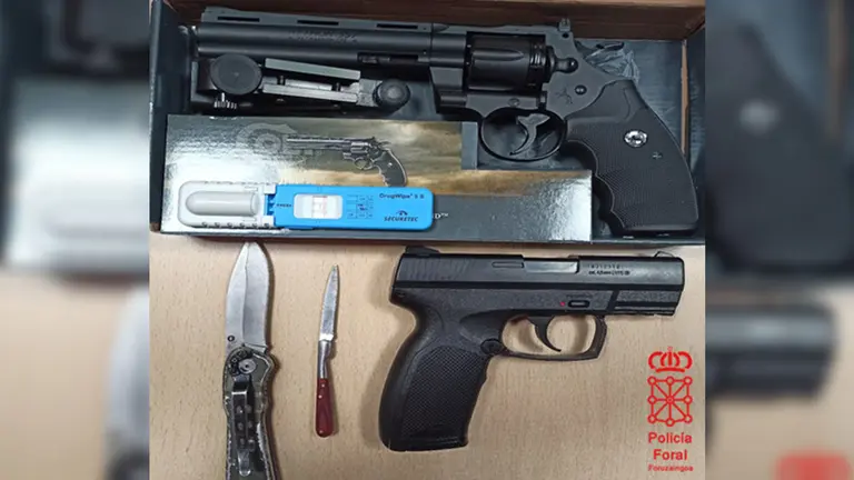 Armas intervenidas en un control en San Adri&aacute;n a un conductor drogado. POLIC&Iacute;A FORAL