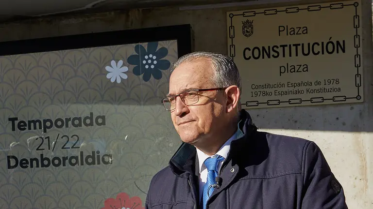 Acto de descubrimiento de la placa que da nombre a la nueva Plaza de la Constitución de Pamplona con la participación del alcalde de la ciudad, Enrique Maya, y del presidente de Sociedad Civil Navarra, Eduardo López-Dóriga. IÑIGO ALZUGARAY