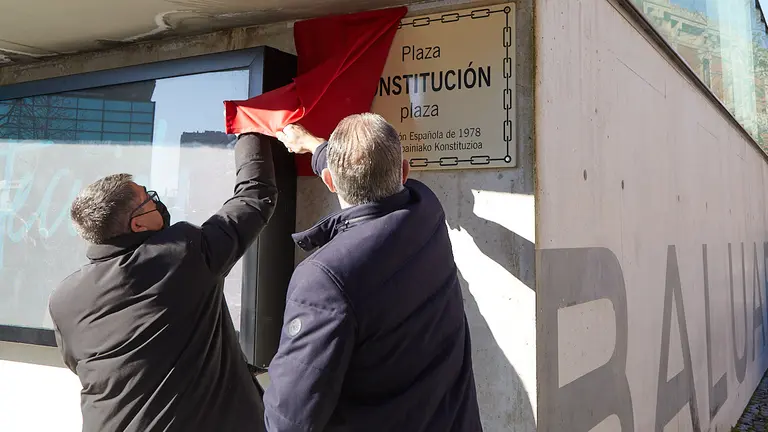 Acto de descubrimiento de la placa que da nombre a la nueva Plaza de la Constitución de Pamplona con la participación del alcalde de la ciudad, Enrique Maya, y del presidente de Sociedad Civil Navarra, Eduardo López-Dóriga. IÑIGO ALZUGARAY