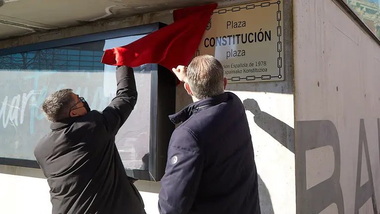 Acto de descubrimiento de la placa que da nombre a la nueva Plaza de la Constitución de Pamplona con la participación del alcalde de la ciudad, Enrique Maya, y del presidente de Sociedad Civil Navarra, Eduardo López-Dóriga. IÑIGO ALZUGARAY