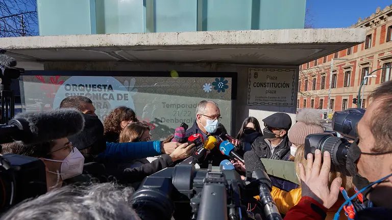 Acto de descubrimiento de la placa que da nombre a la nueva Plaza de la Constitución de Pamplona con la participación del alcalde de la ciudad, Enrique Maya, y del presidente de Sociedad Civil Navarra, Eduardo López-Dóriga. IÑIGO ALZUGARAY