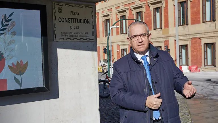 Acto de descubrimiento de la placa que da nombre a la nueva Plaza de la Constitución de Pamplona con la participación del alcalde de la ciudad, Enrique Maya, y del presidente de Sociedad Civil Navarra, Eduardo López-Dóriga. IÑIGO ALZUGARAY