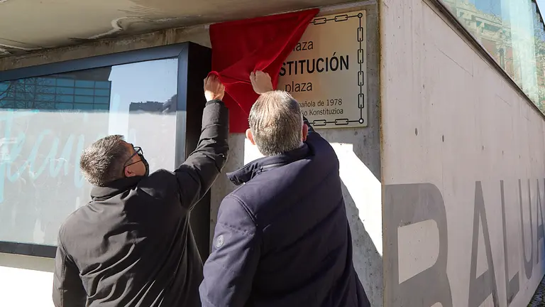 Acto de descubrimiento de la placa que da nombre a la nueva Plaza de la Constitución de Pamplona con la participación del alcalde de la ciudad, Enrique Maya, y del presidente de Sociedad Civil Navarra, Eduardo López-Dóriga. IÑIGO ALZUGARAY