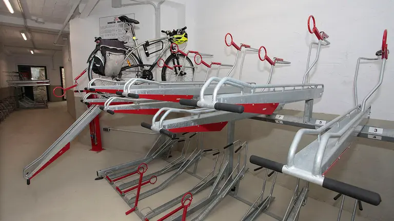 Aprobadas las condiciones para la adjudicación de las 60 plazas de los aparcamientos de bicicletas para residentes habilitados en Ensanche y San Juan. AYUNTAMIENTO DE PAMPLONA