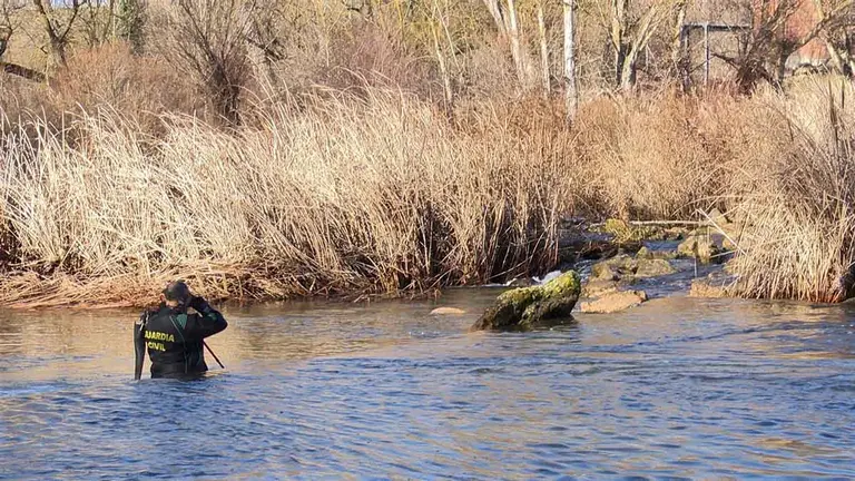 Inspecci&oacute;n de los Geas en una presa en el Duero pr&oacute;xima a la casa del detenido por la desaparici&oacute;n de la joven Esther L&oacute;pez. EUROPA PRESS
