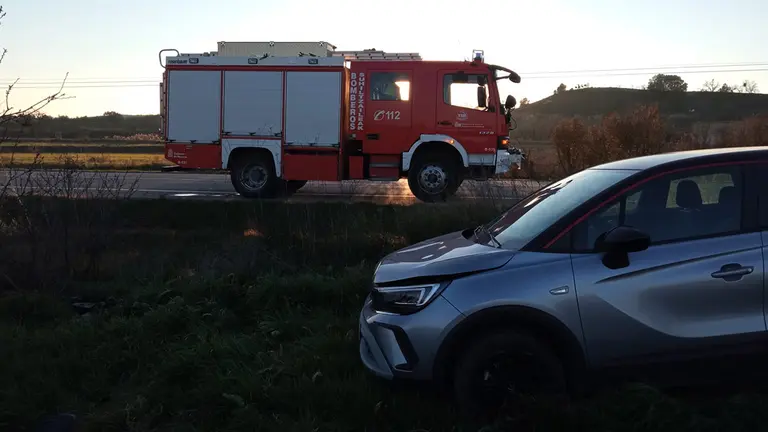 Choque frontal entre dos vehículos en Lerín en el que se ha visto involucrada una embarazada. BOMBEROS DE NAVARRA
