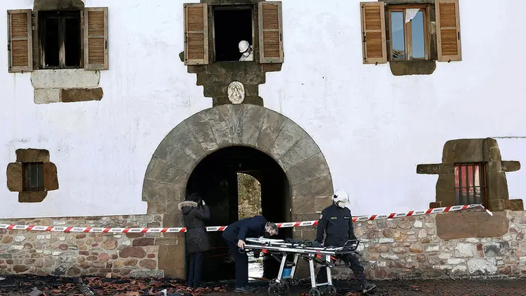 Una persona ha fallecido y otra ha resultado herida en el incendio registrado en una vivienda de la localidad navarra de Iraizoz. EFE/ Jesús Diges