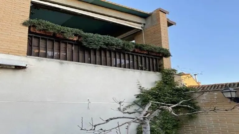 Uno de los balcones por los que accedieron los dos ladrones detenidos en Tudela. POLIC&Iacute;A FORAL